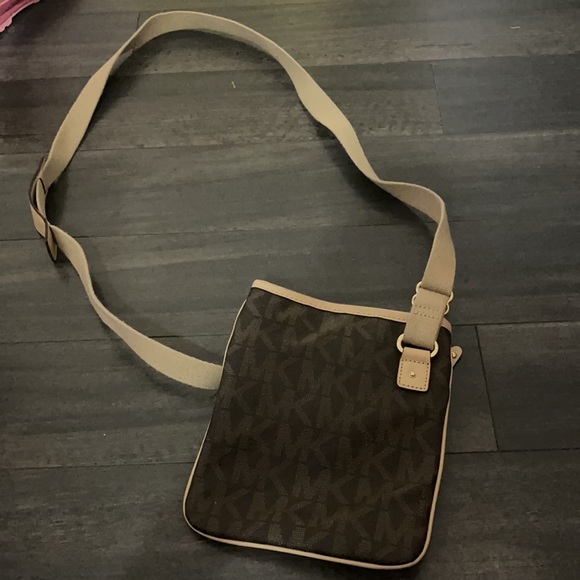 Michael kors crossbody - Picture 2 of 2